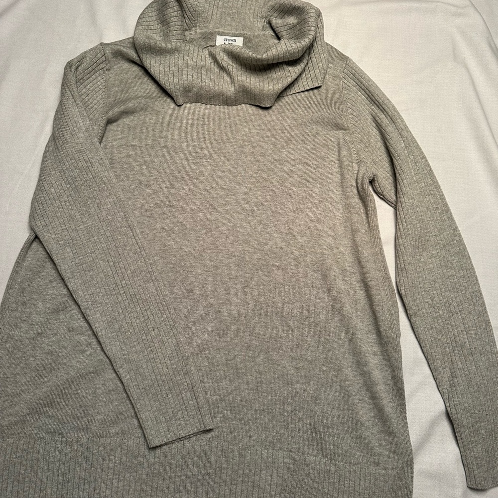 Crown & Ivy. Gray long sleeve, cowl neck ribbed sweater. NWOT